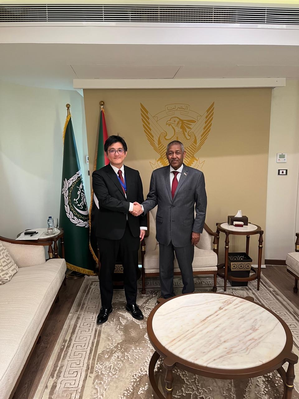 The Chargé d'Affaires ad interim of the Japanese Embassy in Sudan Meets with the Sudanese Ambassador in Cairo